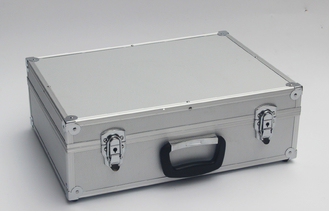 Silberner Aluminiumwerkzeug-Kasten mit Auswahl und Schaum-Einsatz zupfen