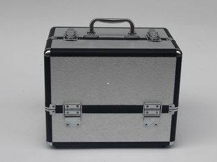 Grauer kosmetischer Fall PVC-Schönheitsaluminiumkasten mit vier Behältern tragbar für Reise