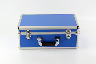 Kundengebundene blaue Instrumenten tragende Aluminiumkästen mit gestempelschnittenen Schaum-Schlitzen schützen Euipment